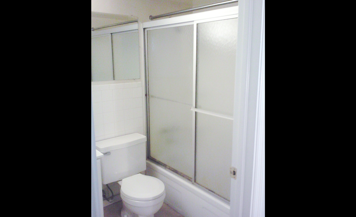 364 E. Northwood Ave. bathroom